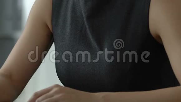 女人在工作场所感到乳房疼痛检查乳腺癌症症状视频的预览图