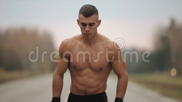 斯普林特开始冲刺英俊的肌肉男跑步准备开始冲刺适合英俊的男性运动员视频的预览图