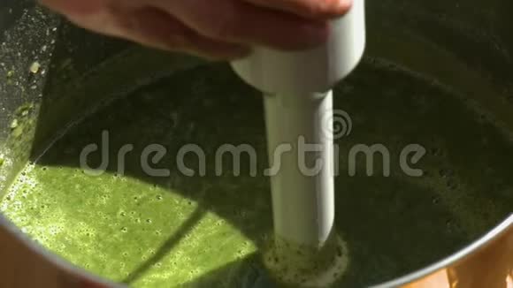 把绿色脉动成液体视频的预览图