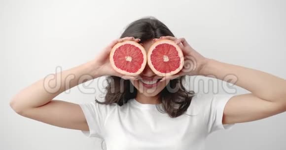 葡萄柚的女人被隔离在白色上视频的预览图