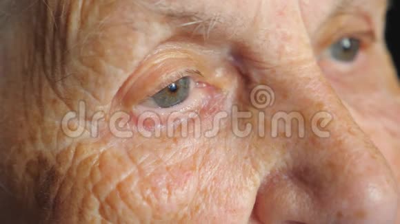 看着某件事沉思的老妇人的画像闭上眼睛周围有皱纹祖母视频的预览图