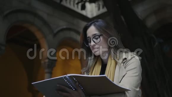 在大学院子里学习的学生女商人在户外打坐视频的预览图