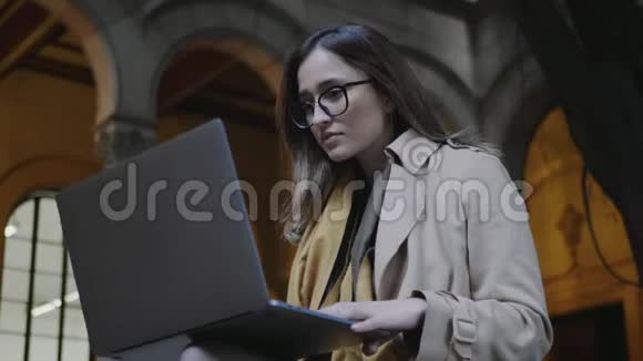 学生在大学的笔记本电脑屏幕上阅读做手提电脑的女商人视频的预览图