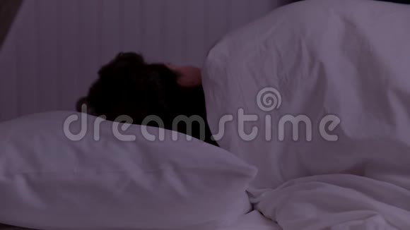 成年妇女睡在床上晚上翻身视频的预览图