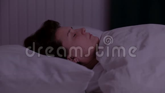 晚上睡在床上的成年女人视频的预览图