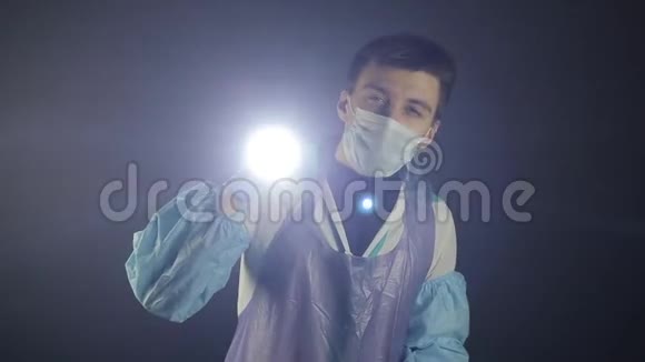 一位年轻的白种人医生在镜头前闪烁着光芒研究COVID19冠状病毒模型黑色深色背景视频的预览图