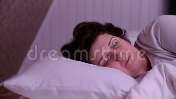 成年女人睡在白色枕头上视频的预览图