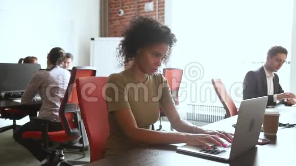 专注于在线打字的非洲女商人正在看手提电脑视频的预览图