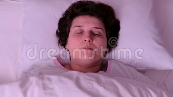 上景成年女人睡在白色枕头上他醒了视频的预览图