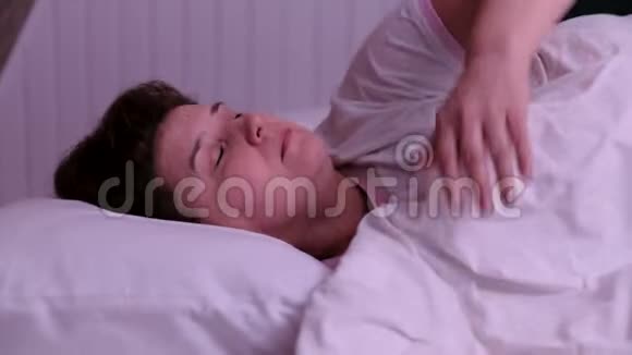 成年妇女睡在床上翻身视频的预览图