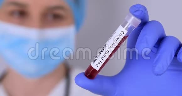 护士拿着试管冠状病毒阳性检测血样视频的预览图