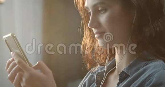 有智能手机的漂亮女人呆在家里视频的预览图