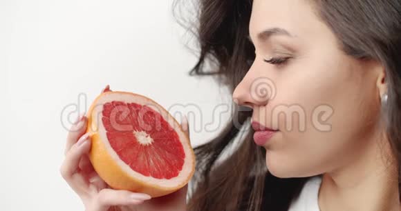 闻着葡萄柚切片的女人视频的预览图