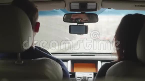 司机为普通眼镜更换太阳镜坐在乘客座位上的女人帮助他通过通常的眼镜视频的预览图
