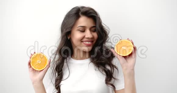 女人抱着橙色孤立在白色上视频的预览图