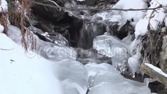 冰冻的河流和冰雕视频的预览图