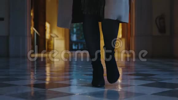 学生的腿在大学的大厅里行走女商人走在走廊里视频的预览图