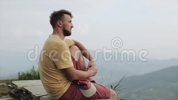 一对可爱的年轻白种人夫妇拥抱在山顶上近景尼泊尔景观蜜月视频的预览图