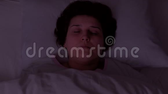 上景成年女人睡在白色枕头上他晚上醒来视频的预览图