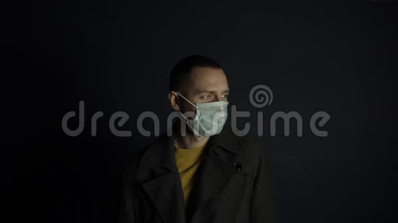 戴着医用防护面具跳舞的男人黑色的黑暗背景视频的预览图