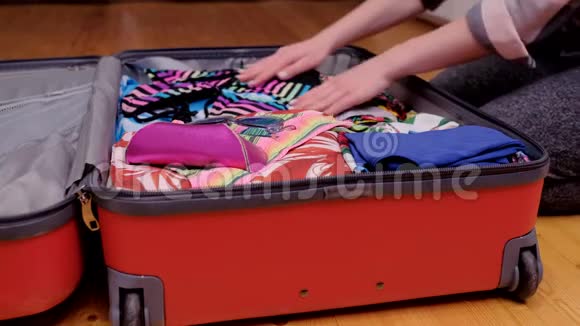 一个女人为旅行准备一个手提箱视频的预览图