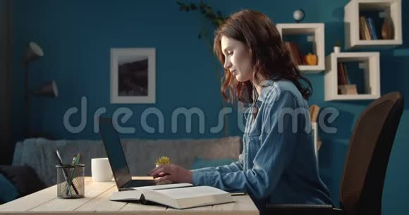 女生使用笔记本电脑学习的侧视图视频的预览图