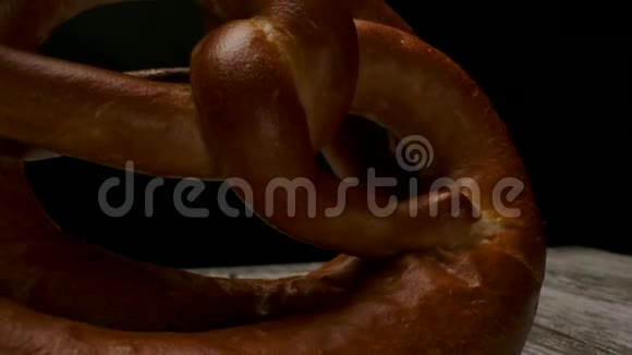 新鲜椒盐脆饼放在桌子上视频的预览图