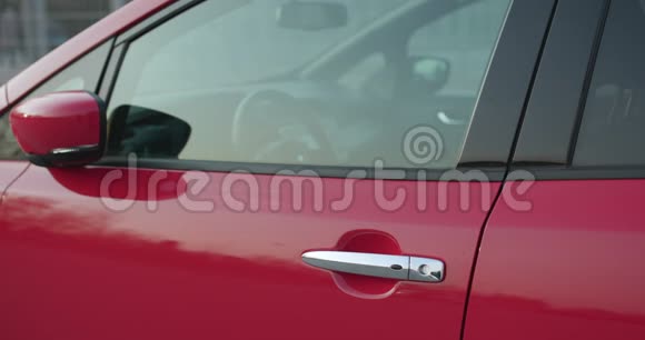 女手打开红车门年轻漂亮的女孩打开门坐在车里准备开车视频的预览图