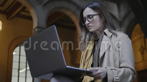 学生在大学的笔记本电脑屏幕上阅读坏消息女商人用手提电脑视频的预览图