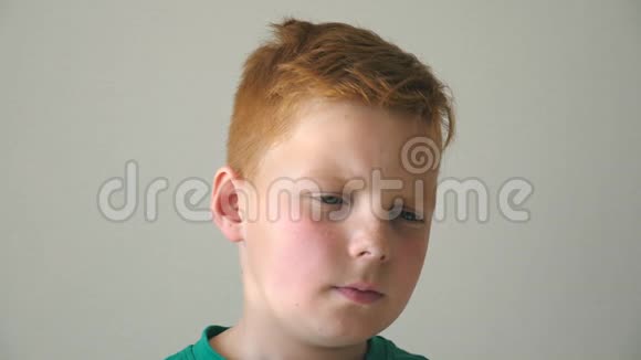 有雀斑的红发男孩的肖像绝望的孩子在室内思考他的问题关闭情绪视频的预览图