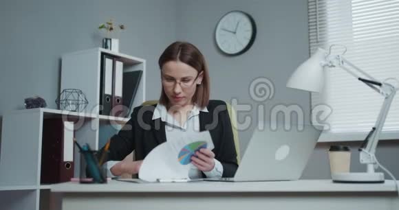 签合同商务女性签订合同微笑商务女性坐在办公桌上手里拿着笔与视频的预览图