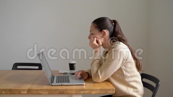 年轻女性在家工作拖延社交媒体家庭办公室服装视频的预览图