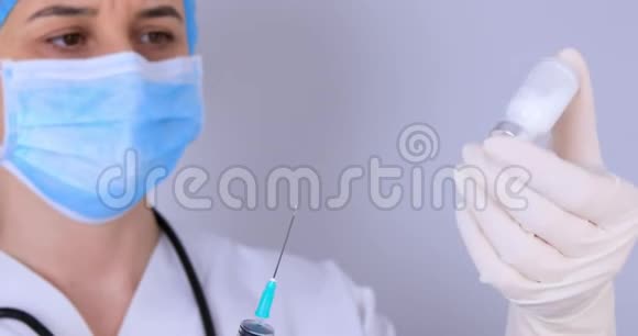 医生用手给注射器注射疫苗视频的预览图