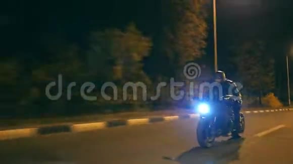 摩托车手在夜间公路上飙车年轻人骑着现代运动摩托车在夜街上疾驰视频的预览图