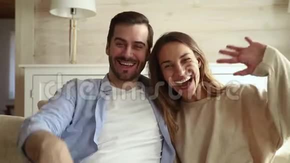 快乐的一对夫妻可以玩电子游戏和朋友聊天视频的预览图