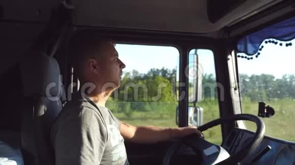 人们手握方向盘驾驶卡车穿过乡村卡车司机简介卡车司机坐在视频的预览图