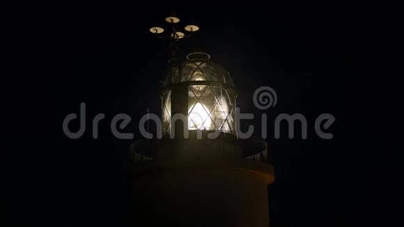海上灯塔夜间闪烁旋转视频的预览图