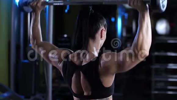女子在健身房举杠铃视频的预览图