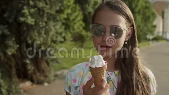 在游乐园散步的轻松少女可爱的女孩吃冰淇淋视频的预览图