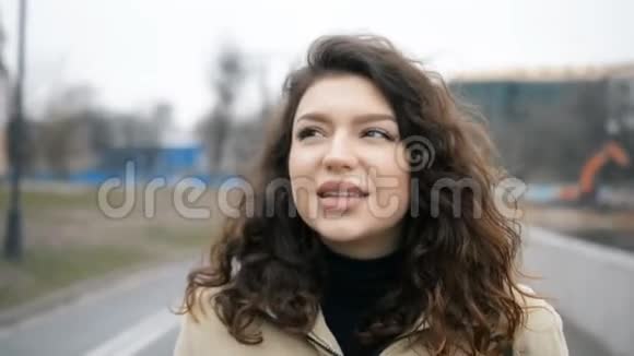 街头的白种人肖像友好的女人视频的预览图