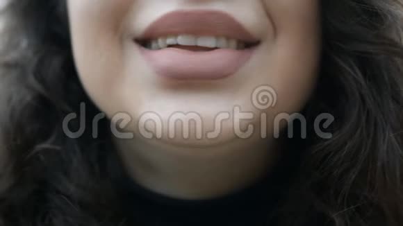 嘴唇大的极端特写女性嘴视频的预览图