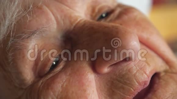 看着某件事沉思的老妇人的画像奶奶的老奶奶脸上贴着皱纹慢慢视频的预览图