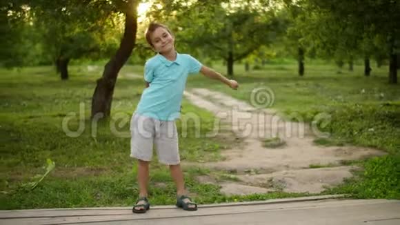 快乐的少年在外面跳舞微笑的人在户外做有节奏的动作视频的预览图