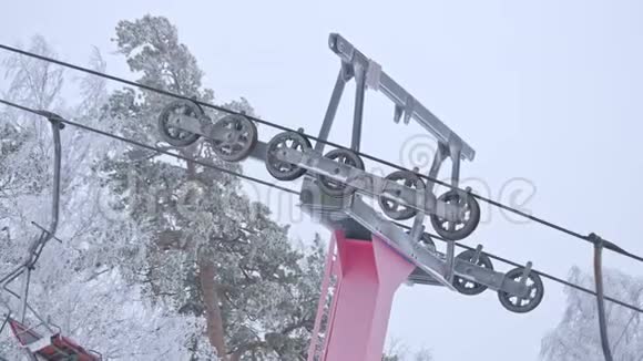 滑雪场的索道装置视频的预览图