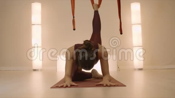 适合女性在瑜伽训练前伸展身体在工作室做倒立的女孩视频的预览图