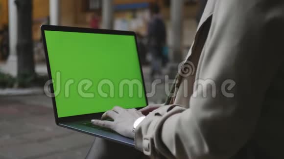 学生用绿色屏幕打字笔记本电脑女人在户外工作视频的预览图