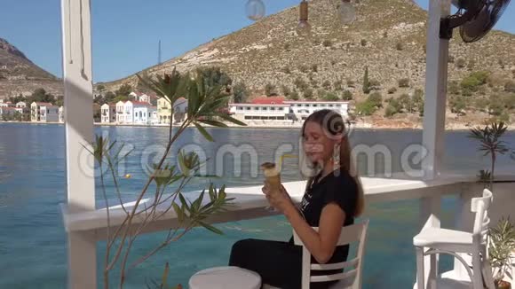 美女坐在水边喝着菠萝汁视频的预览图