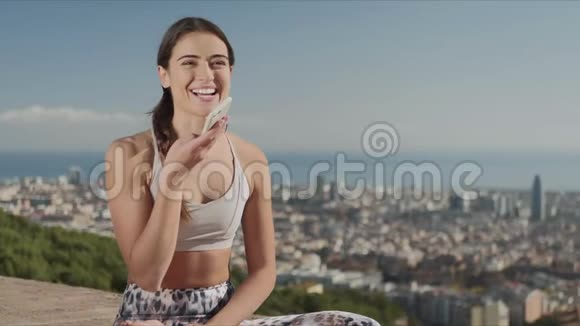 巴塞罗那市智能手机上的微笑适合女性录音语音信息视频的预览图