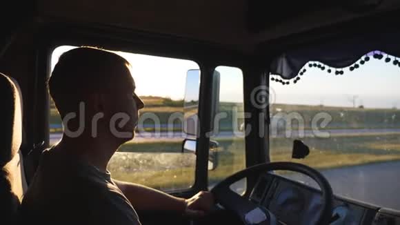 人开着卡车仔细地看着路在日落时分白人正骑着车穿过乡村视频的预览图