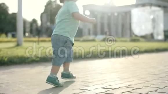 不认识的男孩在游乐园跑步小孩在户外快速行走视频的预览图